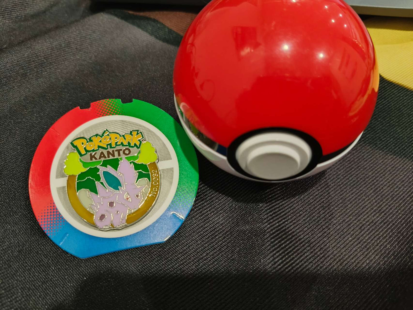 #032 Nidoran-Pokemon Park Pokepark Kanto 151 Exclusive Limited Pin Badge Collection Poke Ball